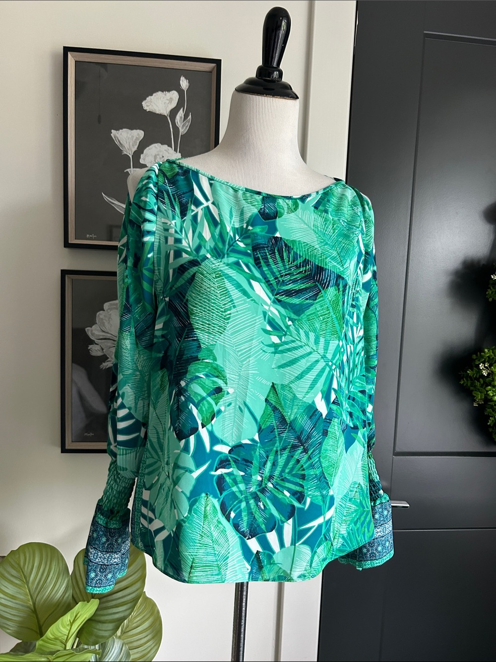 💙 M never worn Green Tropical cold shoulder long sleeve Print Blouse